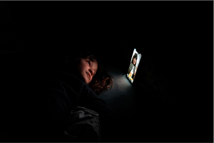 5. Bianca Toniolo, 3 tuổi, qua video với mẹ Chiara Zuddas, người đang phải tự cách ly trong phòng ngủ vì COVID-19. Bức ảnh này do cha của Bianca chụp trong ngôi nhà của họ ở San Fiorano Ý, ngày 16/2. (Ảnh: Reuters)