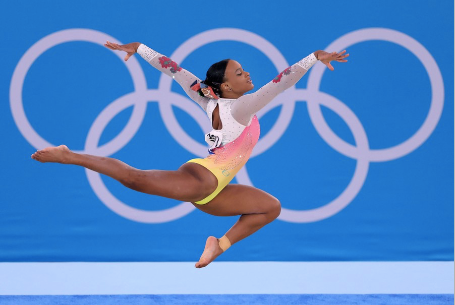 16. Hình ảnh vận động viên Rebeca Andrade của đội tuyển Brazil đang thể hiện tài năng ở Olympic Tokyo 2020 hôm 2/8. (Ảnh: Getty Images)