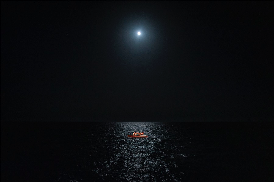 15. Nhóm 17 người Tunisia trên chiếc thuyền gần đảo Lampedusa của Ý đang chờ được giúp đỡ hôm 25/7. Các thành viên của một tổ chức phi chính phủ đã đón hơn 170 người bằng thuyền trước khi chính quyền cho phép họ vào đất liền. (Ảnh: AP)