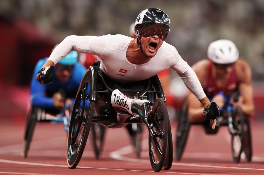 21. Vận động viên Marcel Hug của đội tuyển Thuỵ Điển ăn mừng sau khi đoạt Huy chương Vàng trong vòng chung kết cuộc đua cự ly 5.000m tại Paralympic Tokyo 2020. (Ảnh: Getty Images)