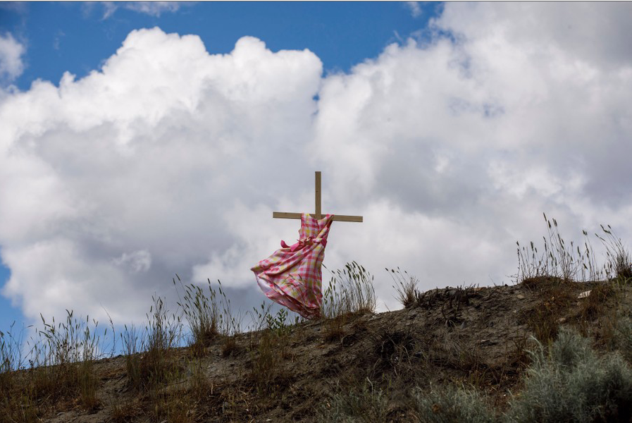 14. Chiếc váy của một bé gái được phơi trên cây giá gỗ bên đường cao tốc số 5, để nhắc lại giai đoạn đau thương của thổ dân Canada nhân vụ tìm thấy 215 hài cốt trẻ em trong trường nội trú Kamloops ngày 5/6. Sự việc khiến Thủ tướng Canada Justin Trudeau lên tiếng thúc giục Nhà thờ Công giáo “nhận trách nhiệm” và công bố hồ sơ về các trường nội trú thổ dân mà họ đã quản lý. (Ảnh: Getty Images)