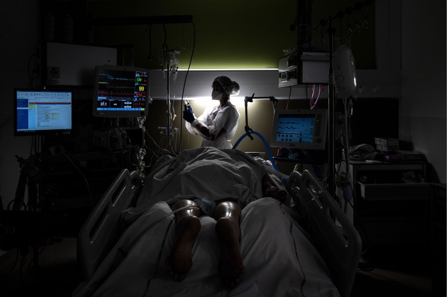 4. Một y tá đang chăm sóc cho bệnh nhân mắc COVID-19 ngày 25/1, trong phòng chăm sóc tích cực của bệnh viện Lyon Sud ở Pierre-Benite, khi làn sóng bùng phát lây nhiễm đe dọa đưa Pháp vào đợt phong toả hoàn toàn lần thứ ba. (Ảnh: Getty Images)