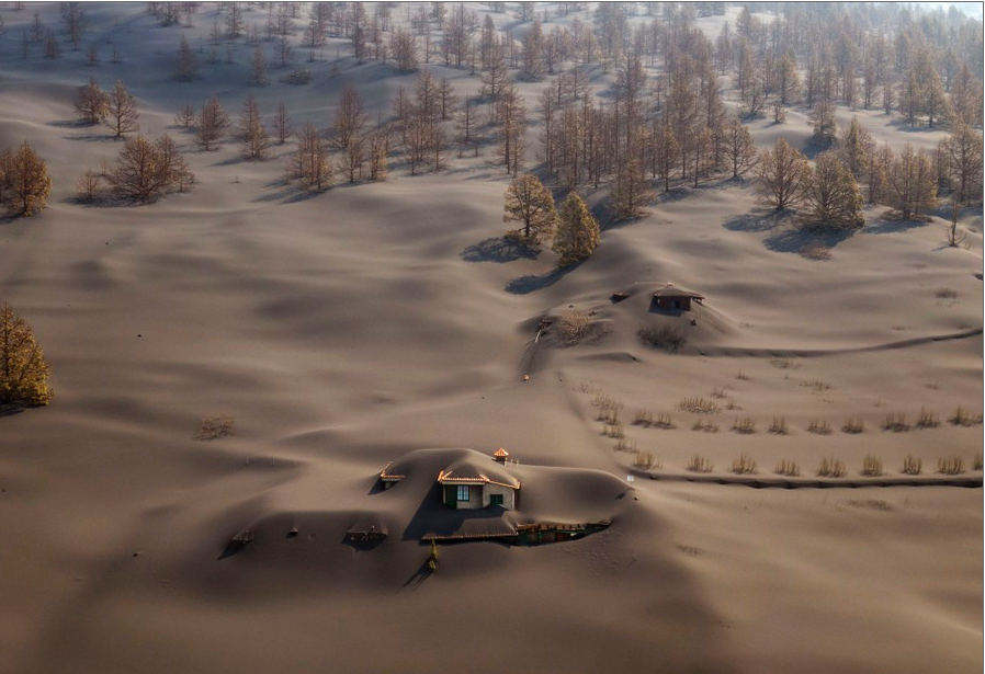 25. Một ngôi nhà bị bụi núi lửa ở La Palma trên quần đảo Canary phủ kín ngày 30/10. Núi lửa Cumbre Vieja bắt đầu phun từ ngày 19/9, đẩy ra dòng dung nham nóng rừng rực chảy xuống khu vực dân cư xung quanh và tạo nên những đám mây bụi bao trùm khu vực. (Ảnh: AP)