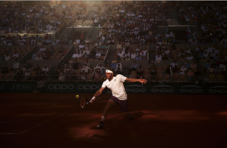 13. Tay vợt Stefanos Tsitsipas của Hy Lạp đấu với đối thủ Novak Djokovic của Serbia trong trận đấu đơn nam của giải Pháp mở rộng năm 2021 ở Roland Garros, Paris, ngày 13/6. (Ảnh: Getty Images)