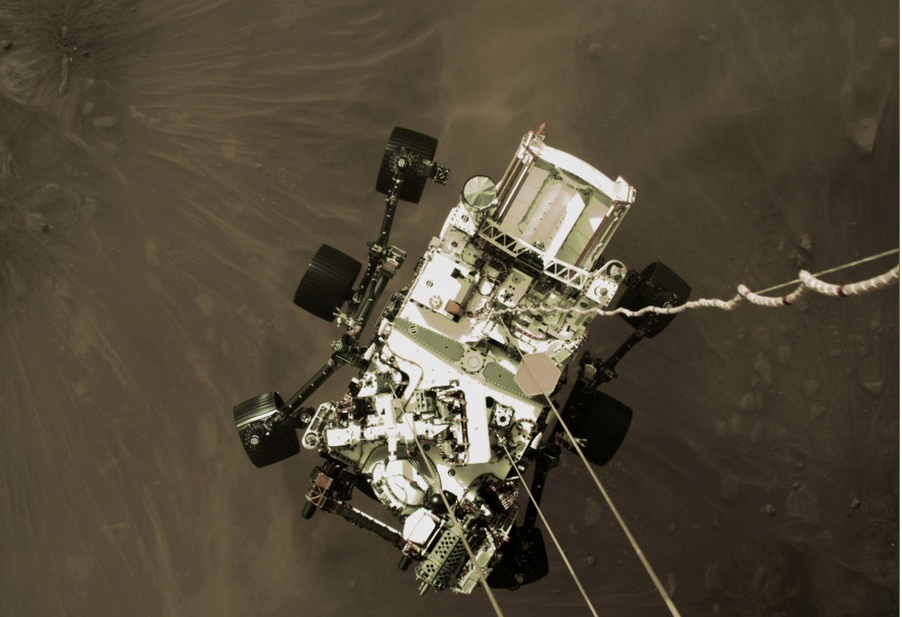 6. Hình ảnh tàu tự hành Perseverance của Cơ quan Hàng không vũ trụ Mỹ (NASA) chuẩn bị đáp xuống bề mặt sao Hoả được chụp vào ngày 18/2. Đây là con tàu mới nhất được đưa lên hành tinh đỏ để tìm kiếm dấu hiệu của sự sống. Perseverance được trang bị nhiều công nghệ hiện đại, trong đó có một trực thăng mini tên là Ingenuity. Cả hai vẫn hoạt động tốt trong suốt năm đầu tiên trên sao Hoả. (Ảnh: NASA)