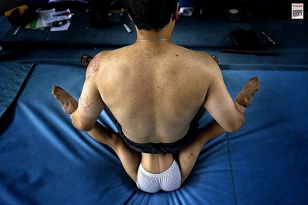 Thể dục dụng cụ là môn thể thao đòi hỏi sự dẻo dai của cơ thể. Do đó, những VĐV nhí phải tập uốn dẻo từ nhỏ, đồng thời, phải hạn chế chiều cao để đạt chuẩn