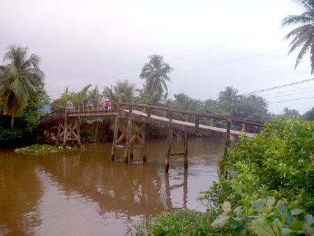 Cây cầu Ba Mớm, nơi em Duy rơi xuống kinh. Cây cầu Ba Mớm, nơi em Duy rơi xuống kinh