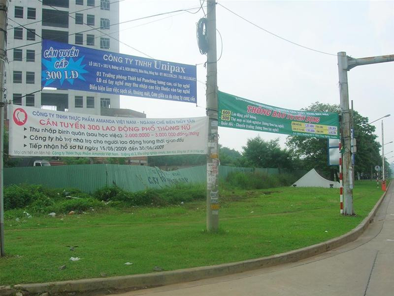 Biển căng thông tin tuyển dụng ở nhiếu tuyến đường Biển căng thông tin tuyển dụng ở nhiếu tuyến đường
