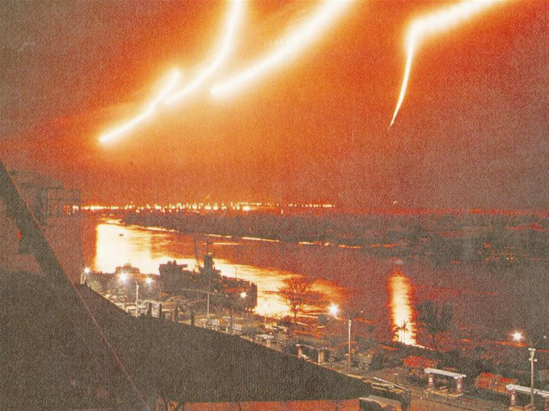 Mờ sáng 5/5/1968, pháo sáng chiếu rọi những khu vực Quân Giải phóng chiếm giữ trong thành phố Sài Gòn. Tấm ảnh này chụp từ trên sân thượng Đại sứ quán Nhật ở phố Nguyễn Huệ. Ảnh của phóng viên Nhật Bản Isicaoa Bunđô Mờ sáng 5/5/1968, pháo sáng chiếu rọi những khu vực Quân Giải phóng chiếm giữ trong thành phố Sài Gòn. Tấm ảnh này chụp từ trên sân thượng Đại sứ quán Nhật ở phố Nguyễn Huệ. Ảnh của phóng viên Nhật Bản Isicaoa Bunđô