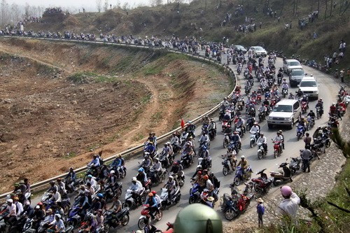 Người dân theo đoàn xe đưa thi hài Đại tướng Võ Nguyên Giáp tiến về Vũng Chùa - Đảo Yến. Ảnh: VietnamPlus. 