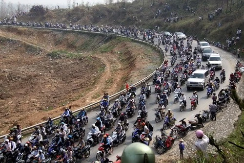 Người dân theo đoàn xe đưa thi hài Đại tướng Võ Nguyên Giáp tiến về Vũng Chùa - Đảo Yến. Ảnh: VietnamPlus. 