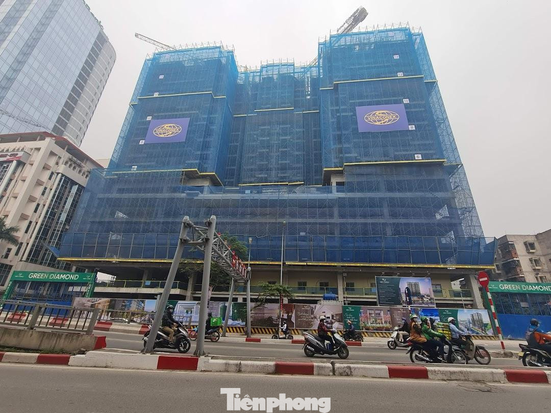 Theo Bộ Xây dựng, hầu hết các doanh nghiệp kinh doanh bất động sản quan tâm đầu tư các dự án nhà ở thương mại phục vụ cho các đối tượng có thu nhập khá và cao dẫn đến nguồn cung nhà ở thương mại cao cấp đang dư thừa.