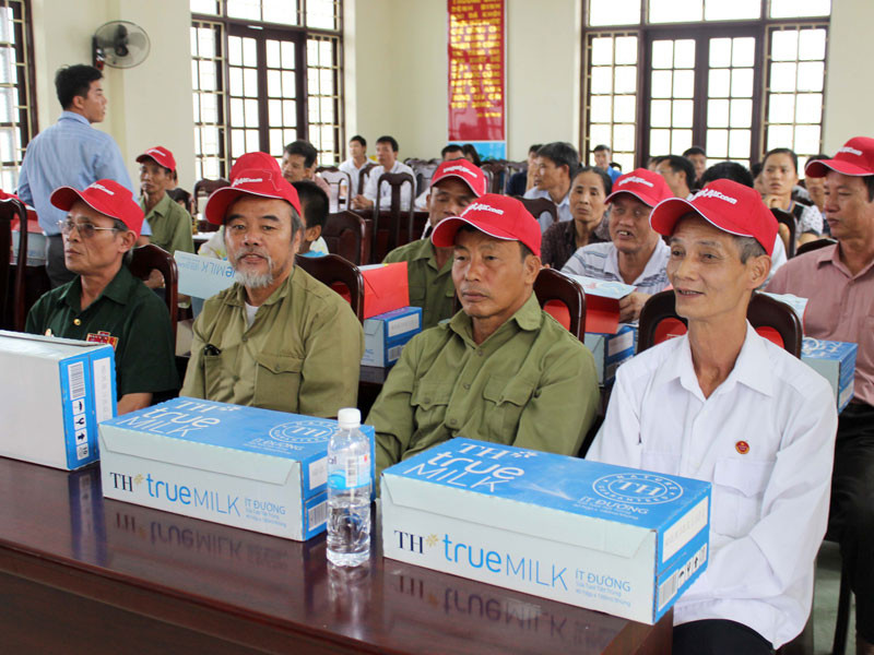 Các thương binh phấn khởi nhận quà. Các thương binh phấn khởi nhận quà