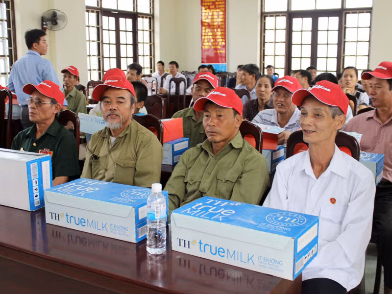 Các thương binh phấn khởi nhận quà