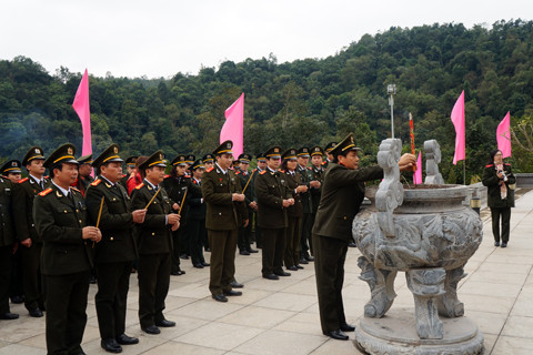 Dâng hương tại Đền thờ Chủ tịch Hồ Chí Minh. Dâng hương tại nhà tưởng niệm Chủ tịch Hồ Chí Minh