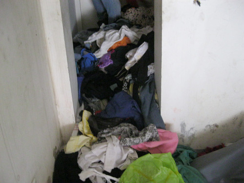 Hàng cứu trợ tại một tiệm sửa chữa ô tô