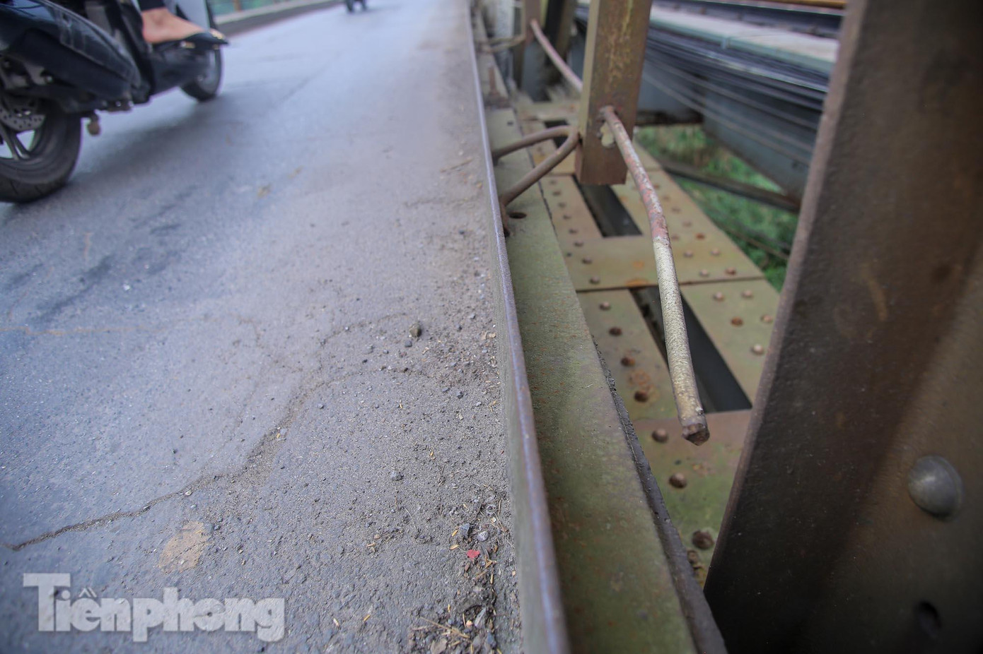 Rất nhiều chi tiết sắt có góc vuông sắc nhọn ngay sát lòng đường. Rất nhiều chi tiết sắt có góc vuông sắc nhọn ngay sát lòng đường.
