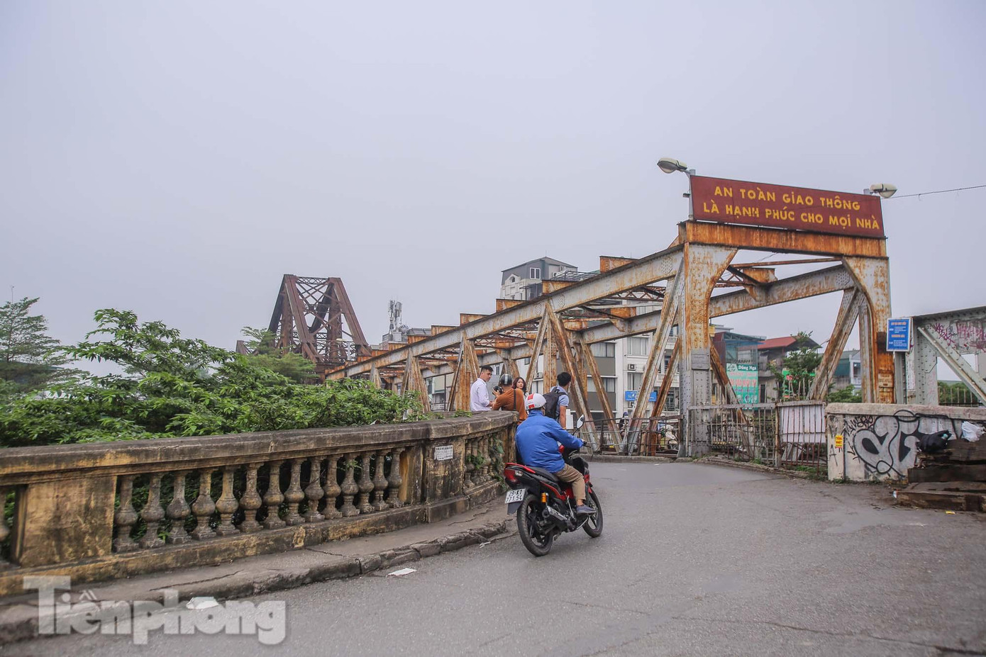 Cầu Long Biên bắc qua sông Hồng, được coi là biểu tượng của Hà Nội đến nay đã tồn tại hơn trăm năm. Cầu Long Biên bắc qua sông Hồng, được coi là biểu tượng của Hà Nội đến nay đã tồn tại hơn trăm năm.