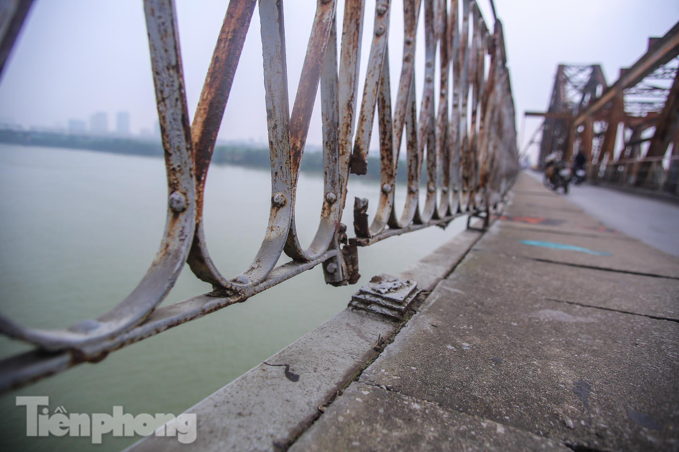 Lan can hỏng, rất dễ đổ, gây nguy hiểm cho người đi bộ. Lan can hỏng, rất dễ đổ, gây nguy hiểm cho người đi bộ.