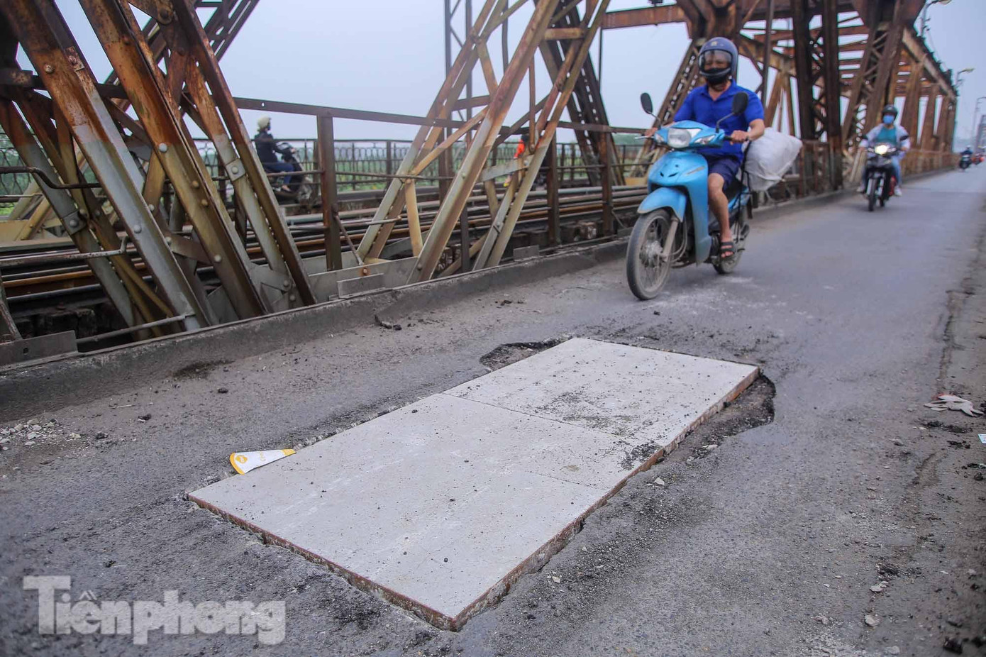 Tình trạng hư hỏng mặt cầu Long Biên vẫn tiếp tục diễn ra trong nhiều năm nay, tiềm ẩn nguy hiểm với người và phương tiện tham gia giao thông nếu không được tu sửa kịp thời. Tình trạng hư hỏng mặt cầu Long Biên vẫn tiếp tục diễn ra trong nhiều năm nay, tiềm ẩn nguy hiểm với người và phương tiện tham gia giao thông nếu không được tu sửa kịp thời.