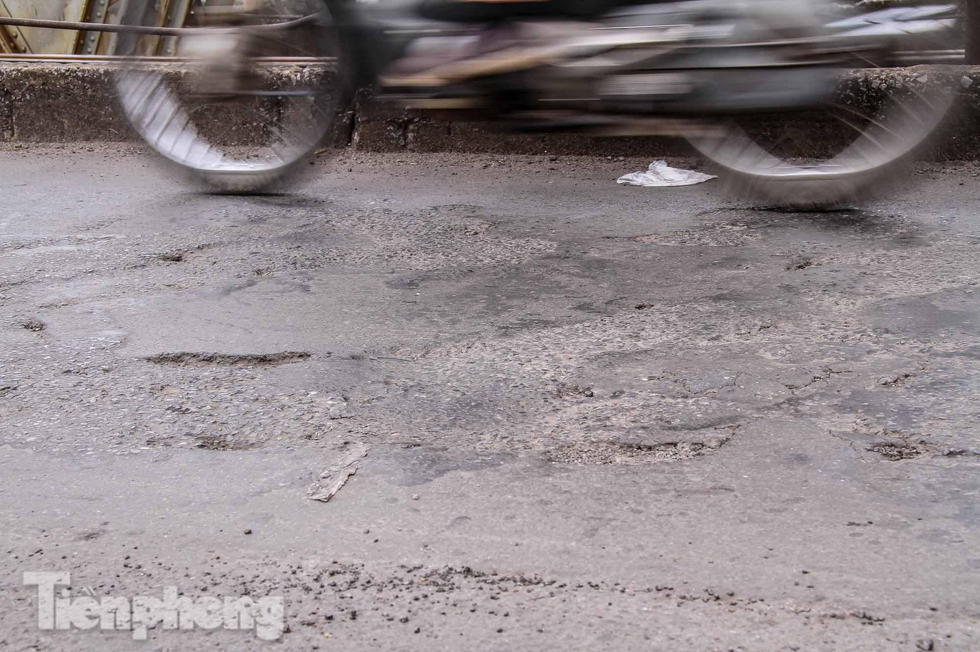 Mặt đường nhiều đoạn hư hỏng nặng, lồi lõm. Mặt đường nhiều đoạn hư hỏng nặng, lồi lõm.