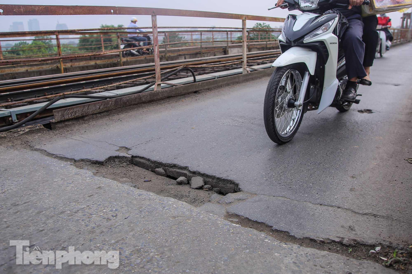 Các phương tiện luôn phải đánh lái, phanh gấp trước những điểm gồ ghề. Các phương tiện luôn phải đánh lái, phanh gấp trước những điểm gồ ghề.