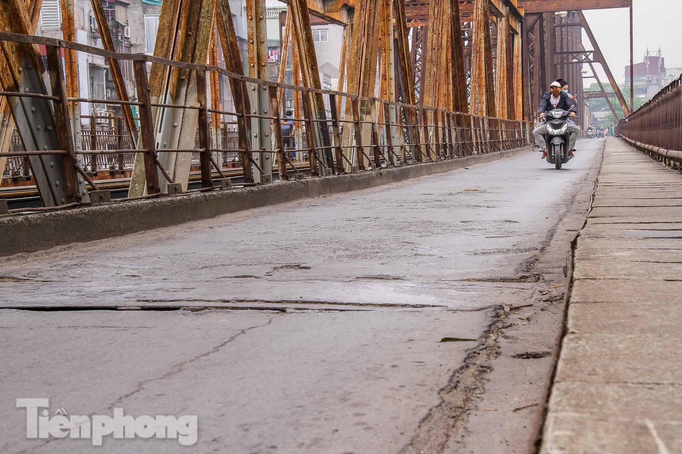 Do giao thông ngày một tăng, lưu lượng đi lại qua cầu ngày càng nhiều, cộng với việc không được tu sửa thường xuyên cho nên mặt cầu Long Biên xuống cấp. Do giao thông ngày một tăng, lưu lượng đi lại qua cầu ngày càng nhiều, cộng với việc không được tu sửa thường xuyên cho nên mặt cầu Long Biên xuống cấp.