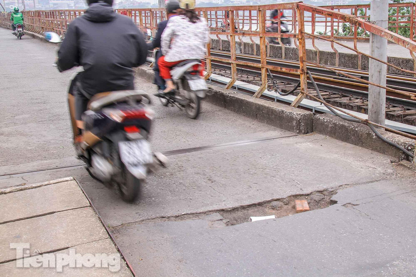 Ổ voi, ổ gà chằng chịt trên đường, gây khó khăn, nguy hiểm cho người tham gia giao thông. Ổ voi, ổ gà chằng chịt trên đường, gây khó khăn, nguy hiểm cho người tham gia giao thông.