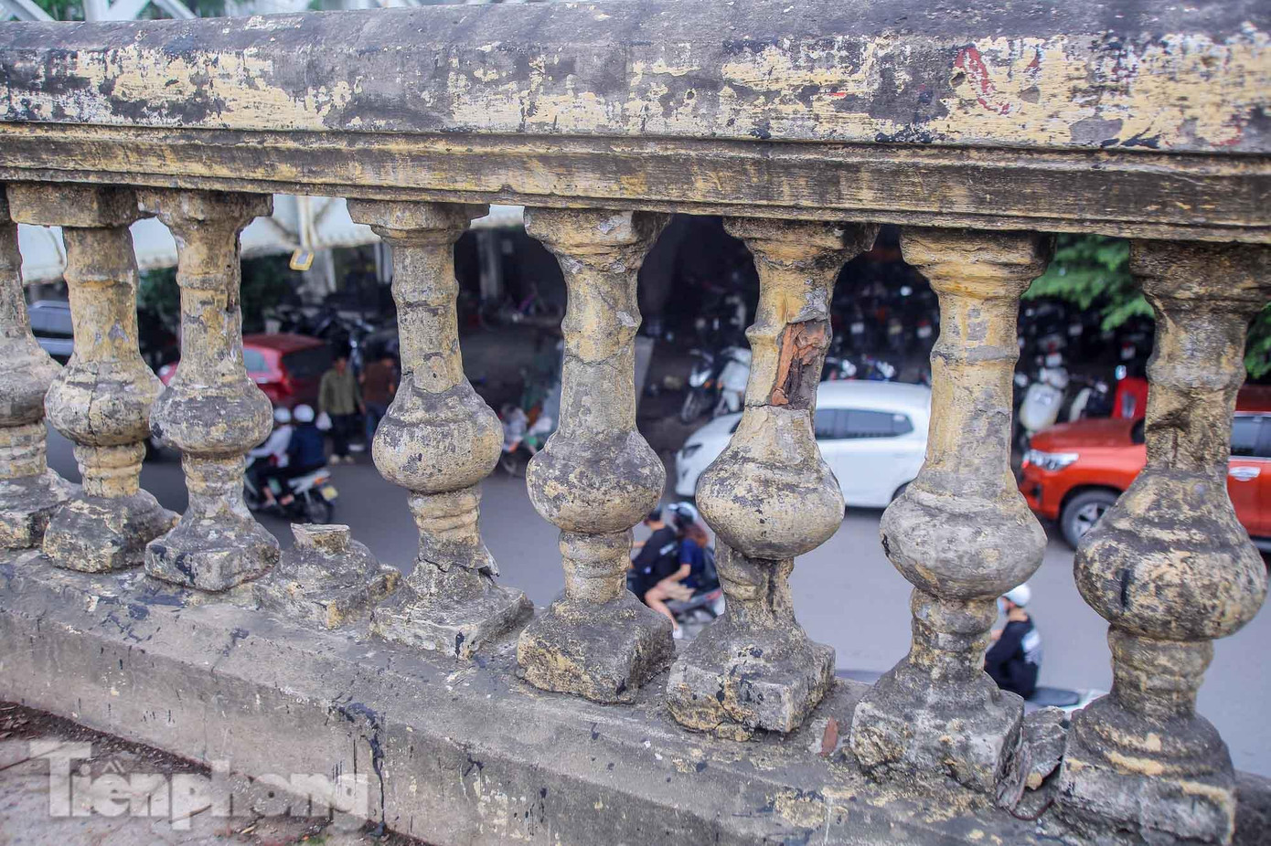 Công trình hành lang, lối lên cầu cũng xuống cấp, gây mất mĩ quan đô thị. Công trình hành lang, lối lên cầu cũng xuống cấp, gây mất mĩ quan đô thị.