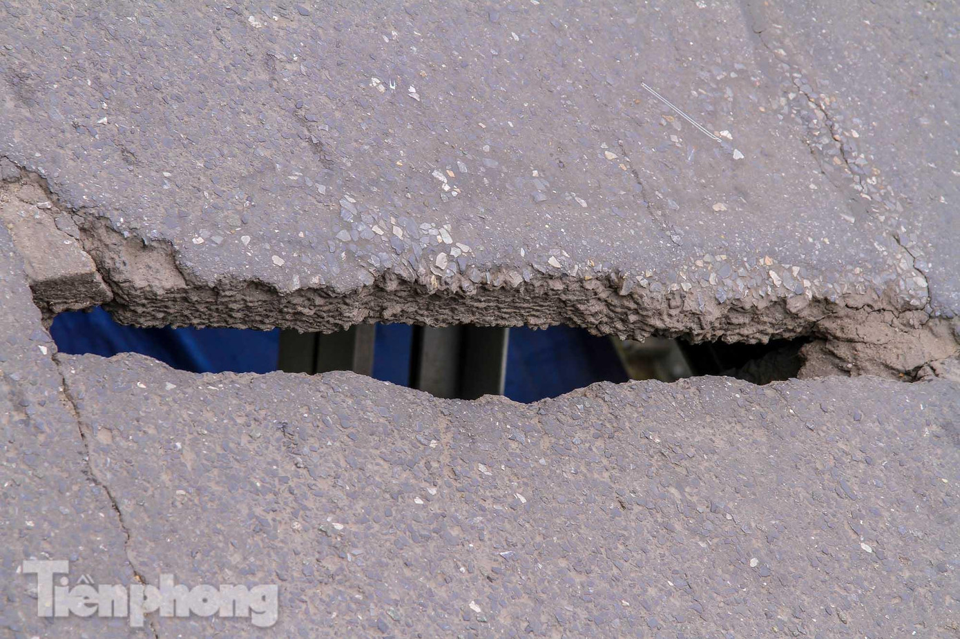 Thậm chí xuất hiện nhiều vết nứt lớn ngay mặt cầu. Thậm chí xuất hiện nhiều vết nứt lớn ngay mặt cầu.