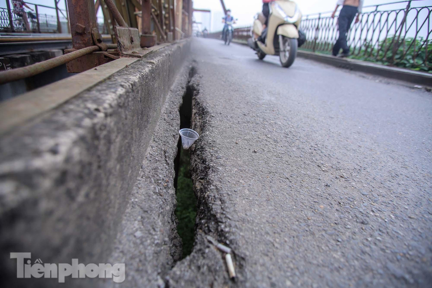 Khe nứt lớn dài hơn 1m, rộng 10cm xuất hiện trên mặt cầu. Khe nứt lớn dài hơn 1m, rộng 10cm xuất hiện trên mặt cầu.