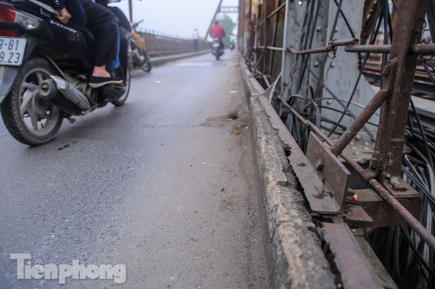 Kết cấu cầu phần sắt gỉ sét, hư hỏng nặng. Kết cấu cầu phần sắt gỉ sét, hư hỏng nặng.