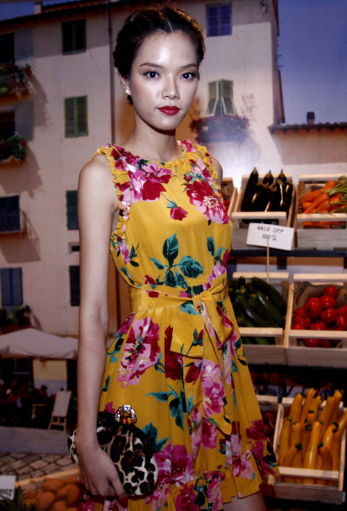 Hoàng My trẻ trung và nổi bật trong bộ đầm họa tiết hoa. Chân dài tuổi teen Hồng Quế diện đầm hoa lạ mắt. Chiếc váy hoa tôn vẻ đẹp kiêu sa của Lý Nhã Kỳ. Giọng ca ngọt ngào Miu Lê. "Người đẹp nude" Ngọc Quyên. "Nữ hoàng đồ lót" Ngọc Trinh khoe da trắng nõn. Người đẹp Phùng Yến Ngọc. Chân dài đình đám Quỳnh Thư. "Nụ cười tỏa nắng" Tăng Thanh Hà. Siêu mẫu Thái Hà. Thu Hằng Á quân Next Top Model Trà My. Và quán quân Vietnam Idol Uyên Linh trông nữ tính trong bộ đầm hoa rực rỡ.