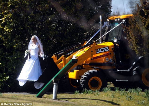 Nhiều người không khỏi ngạc nhiên khi thấy chú rể và cô dâu xuất hiện trên chiếc xe ủi đất