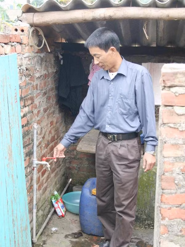 Ông Lê Văn Thêm- Khu 8, xã Thạch Sơn: “Vòi nước nhà tôi đây đã có đâu. Người ta nói lừa các anh đấy”