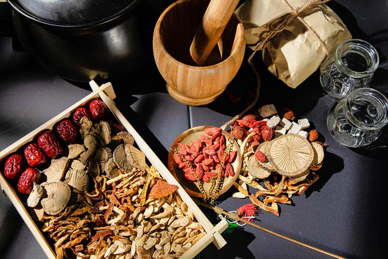 Chưa có bằng chứng khoa học nào cho thấy các phương pháp như thuốc nam, thực dưỡng, kiêng hoàn toàn đạm có thể thay thế điều trị y khoa. Việc bỏ điều trị hiện đại để theo các phương pháp “truyền miệng” khiến bệnh tiến triển nặng hơn. Việc ăn kiêng cực đoan khiến sức khỏe suy giảm, không đủ sức theo đuổi điều trị sẽ làm giảm hiệu quả cuối cùng. Ảnh minh họa: Internet