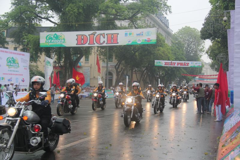 Đoàn motor hộ tống xuất phát cùng các VĐV đua xe ở chặng tính điểm tại Hồ Gươm (Hà Nội)