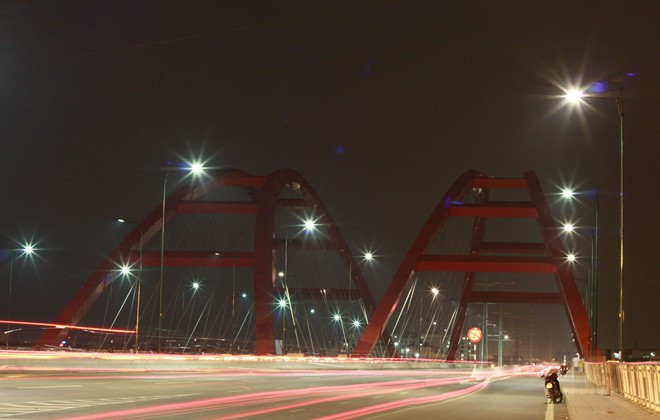 Cầu dài khoảng 1093m, nối hai bờ sông Sài Gòn hai quận Thủ Đức và Bình Thuận. Cầu được thiết kế dạng vòm ống. Trên cầu rộng rãi, thoáng mát nên buổi tối thu hút nhiều bạn trẻ tới hóng gió