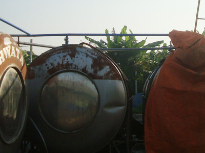 Những bồn chứa dịch tôm. ẢNH: HÒA HỘI