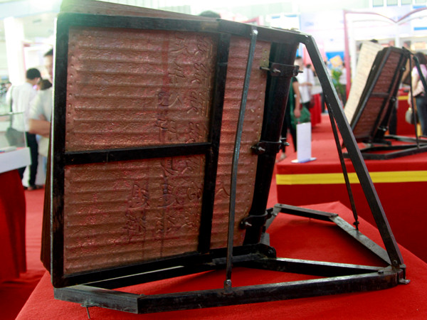 Để đỡ mỗi cuốn sách cần có giá đỡ bằng sắt