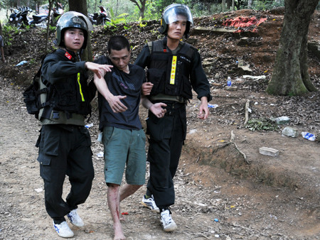 Một con bạc bị thương khi chạy trốn. Ảnh: T.N