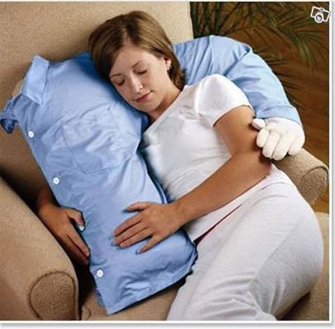 Các phụ nữ cô đơn có thể tìm đến gối 