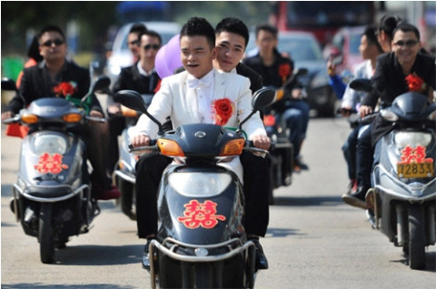 Chú rể trên xe tay ga trên đường đón cô dâu