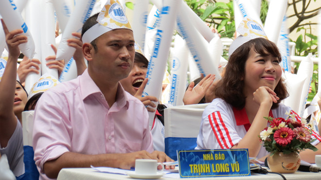 Nhà báo Long Vũ (bìa trái) là giám khảo tại đầu cầu ĐH Kinh tế TP.HCM. Ảnh: Cẩm Viên