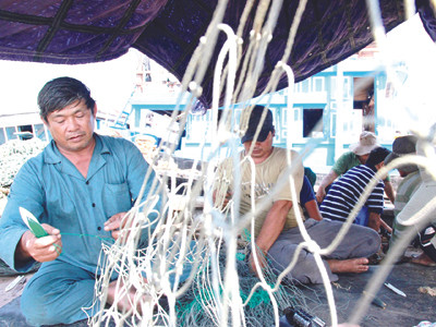 Thuyền trưởng Đến khâu dải lưới cuối cùng trước giờ vươn khơi