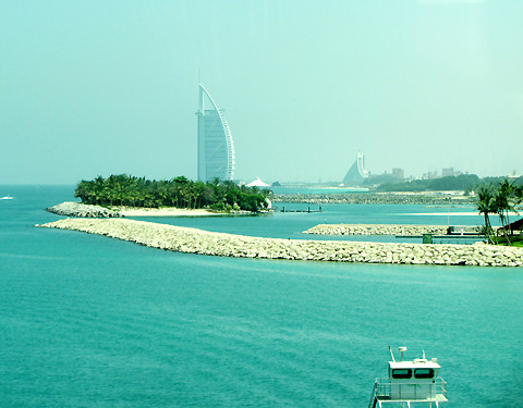 Khách sạn tọa lạc trên một hòn đảo nhân tạo cách bờ biển Jumeirah 280m được nối với đất liền bằng một cây cầu. Góc nhìn từ biển du khách thấy rõ nhất hình dáng như cánh buồm của công trình này. Khách sạn tọa lạc trên một hòn đảo nhân tạo cách bờ biển Jumeirah 280m được nối với đất liền bằng một cây cầu. Góc nhìn từ biển du khách thấy rõ nhất hình dáng như cánh buồm của công trình này