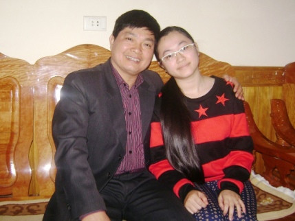 Em Nguyễn Thị Như Quỳnh bên người cha của mình. Em Nguyễn Thị Như Quỳnh bên người cha của mình