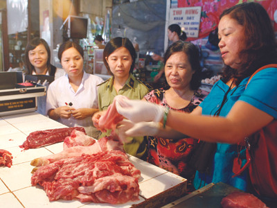 Kiểm tra vệ sinh thú y tại một quầy thịt ở Hà Nội. Ảnh: Xuân Phú. Kiểm tra vệ sinh thú y tại một quầy thịt ở Hà Nội. Ảnh: Xuân Phú