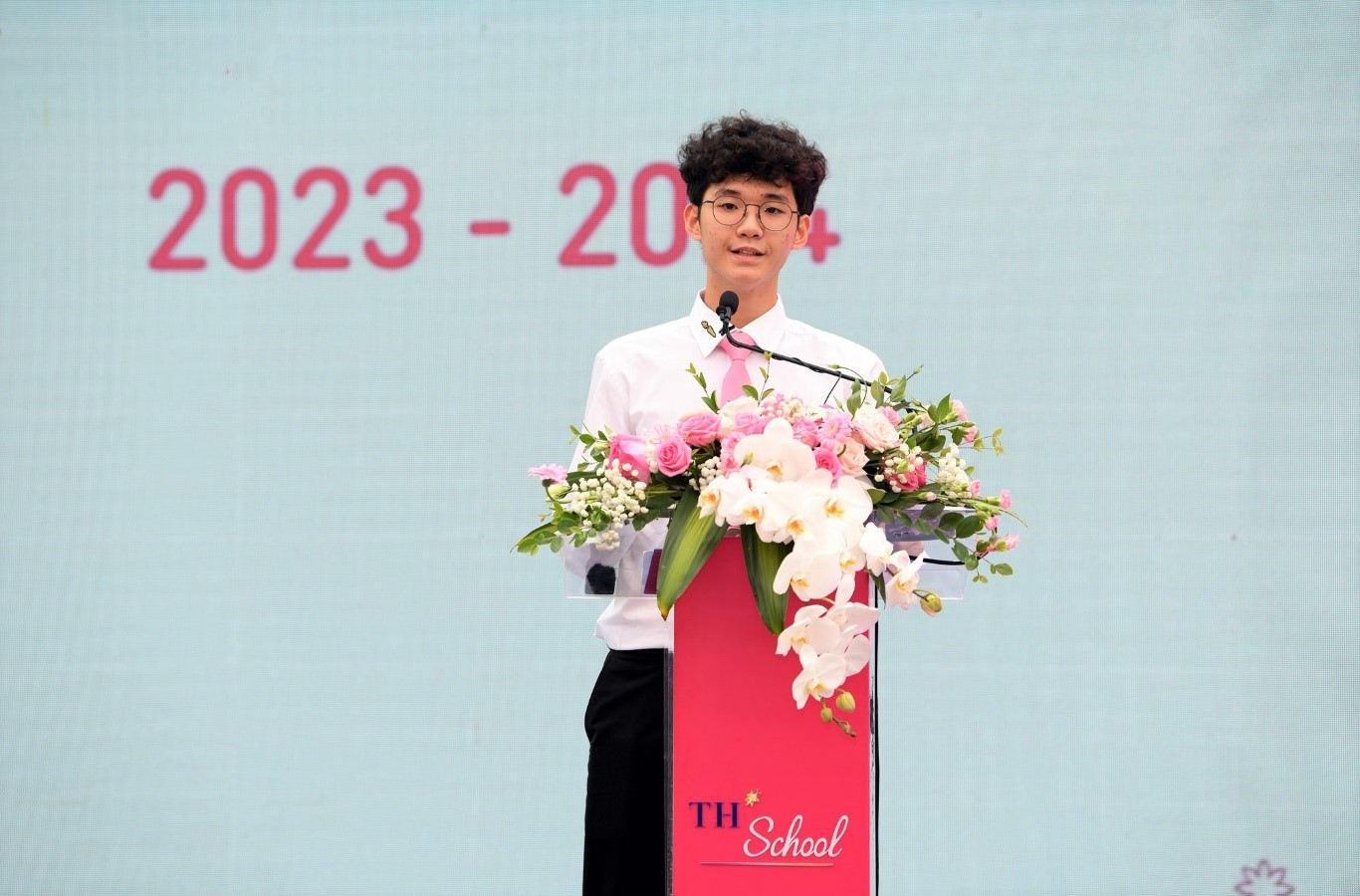 Bạn Tôn Quang Minh chia sẻ, em đã vượt qua rụt rè và tự tin giao tiếp bằng ngôn ngữ khác nhờ sống chung ký túc xá với học sinh quốc tế tại trường nội trú TH School cơ sở Hòa Lạc.