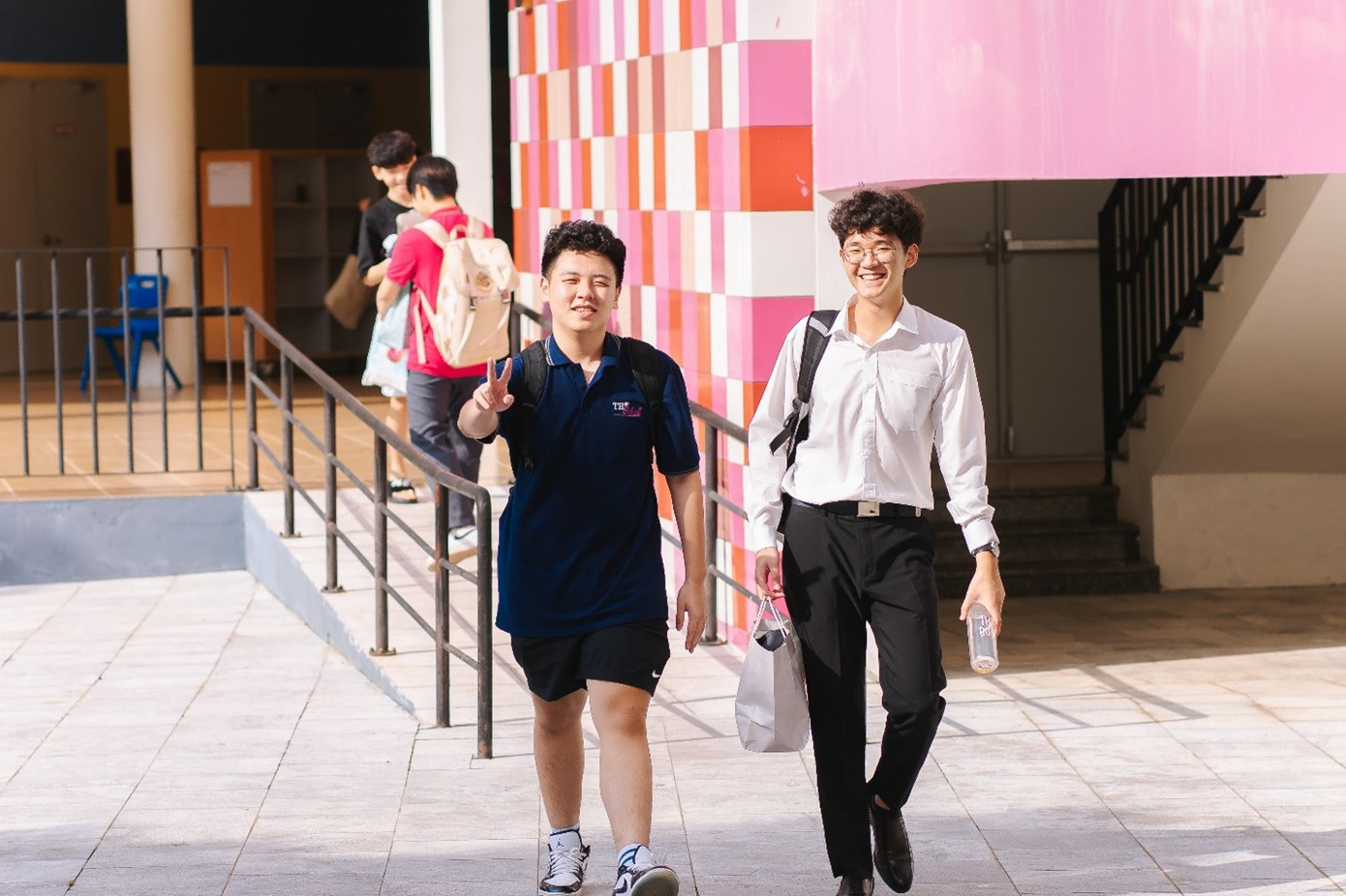 Sau khi chinh phục người nghe bởi phong thái tự tin, lịch lãm với bài phát biểu đậm tinh thần "Going Beyond - Không ngừng vươn xa" tại lễ khai giảng, Tôn Quang Minh (áo trắng) đã “xả vai” trở về ký túc xá Hòa Lạc cùng bạn bè thân thiết